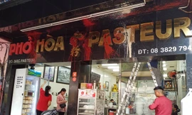 Quán phở Hoà nhiều lần bị 'khủng bố' bằng mắm tôm, sơn, gián...