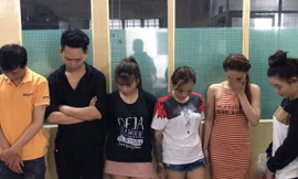 Nhiều thanh niên nam nữ phê ma tuý bị đưa về công an.