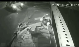 Sau tai nạn, tài xế taxi mở cửa nhìn nạn nhân co giật rồi… bỏ đi