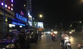 Công an phong tỏa, khám xét quán karaoke của Phúc XO