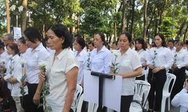 Nhiều người xúc động tại lễ tưởng niệm nạn nhân tử vong do tai nạn giao thông.