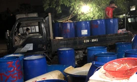 Nhiều thùng hoá chất dùng để ngâm ngó sen, hoa chuối bào.