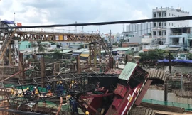 Chiếc cần cẩu bị lật nghiêng.