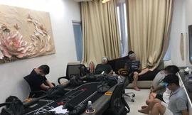 Các con bạc bị bắt quả tang khi đang sát phạt.