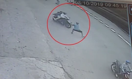 Anh Tính lao ra đường chặn xe hai tên cướp.