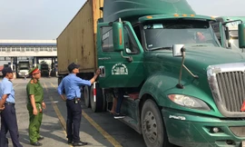 Theo chân CSGT kiểm tra ma tuý tài xế xe container