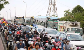 Người dân ùn ùn về quê ăn Tết, cửa ngõ Sài Gòn kẹt cứng