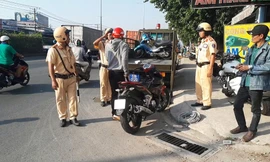 Thấy CSGT chốt chặn, nhiều người quay đầu xe máy bỏ chạy 