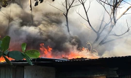 Ngọn lửa bùng cháy ngùn ngụt.