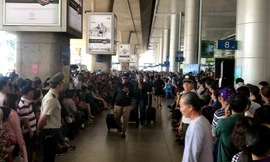 Biển người đón Việt kiều về quê ăn Tết ở sân bay Tân Sơn Nhất