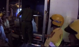 Công an khám xét chiếc xe bán tải nghi chở ma tuý.