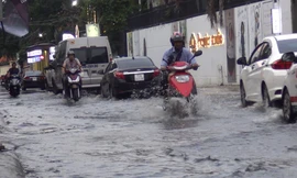 Đường phố Sài Gòn ngập nặng tối đầu tuần do triều cường
