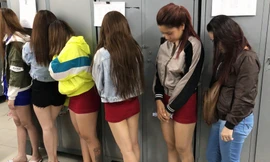 Những nhân viên massage cho kích dục cho khách bị đưa về công an làm việc.