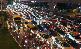 Người Sài Gòn ùn ùn đi xem pháo hoa, nhiều tuyến đường kẹt cứng