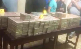 Gần 900 bánh ma tuý bị công an thu giữ.