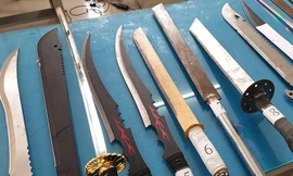 Nhiều mã tấu, kiếm bị công an thu giữ.