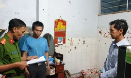 Công an đọc lệnh bắt khẩn cấp Quách Chinh Nhân.