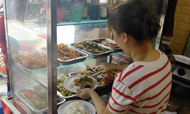 Cơm chay từ thiện 2.000 đồng ấm lòng người nghèo 