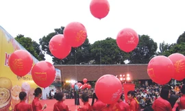 Chuẩn bị thả thơ viết trên bóng bay Ảnh N.M.Hà