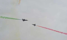 Tiêm kích J-10 Trung Quốc bay biểu diễn mừng Quốc khánh Pakistan