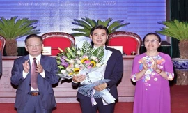 Ông Hoàng Quốc Khánh (giữa) được Thủ tướng phê chuẩn giữ chức Chủ tịch UBND tỉnh Sơn La