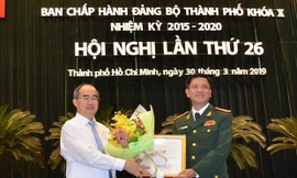 Bí thư Thành ủy TPHCM Nguyễn Thiện Nhân trao quyết định cho Đại tá Nguyễn Trường Thắng. (Nguồn: hcmcpv.org.vn)