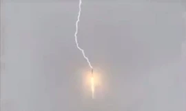 Khoảnh khắc tên lửa Nga bị sét đánh trúng ngay khi rời bệ phóng