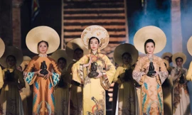 Hoa hậu Đỗ Mỹ Linh - Đại sứ trầm hương làm lễ dâng trầm ở tháp bà Ponagar (một cảnh sẽ được chiếu trong clip trong chương trình đêm 30/4) 