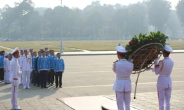 1.000 đại biểu báo công, viếng Lăng Chủ tịch Hồ Chí Minh
