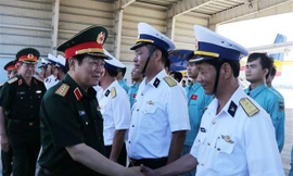 Đại tướng Ngô Xuân Lịch - Bộ trưởng Bộ Quốc phòng - thăm Lữ đoàn Không quân Hải quân 954. (Ảnh: Tiên Minh/TTXVN)