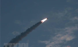 Ảnh do Hãng thông tấn Trung ương Triều Tiên đăng phát ngày 26/7/2019: Tên lửa dẫn đường chiến thuật mới được Triều Tiên phóng thử gần thị trấn ven biển phía Đông Wonsan ngày 25/7/2019. (Nguồn: Yonhap/TTXVN)