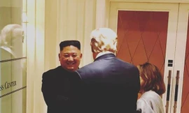 Hình ảnh ấm áp giữa lãnh đạo hai nước Mỹ - Triều trước khi rời thượng đỉnh