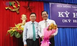 Ông Phan Văn Mãi (người ôm hoa) được bầu giữ chức Chủ tịch HĐND tỉnh Bến Tre - Ảnh: VOV