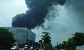 Cháy kho xưởng nhựa cạnh Aeon Mall Long Biên, cột khói bốc cao hàng chục mét
