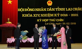 Bí Thư Tỉnh ủy tỉnh Lai Châu, bà Giàng Páo Mỷ tặng hoa chức mừng Tân Chủ tịch Ủy ban Nhân dân tỉnh Lai Châu ông Trần Tiến Dũng. (Ảnh: Quý Trung/TTXVN)