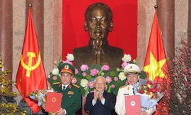 Tổng Bí thư, Chủ tịch nước Nguyễn Phú Trọng trao quyết định phong quân hàm Đại tướng và tặng hoa chúc mừng các đồng chí Tô Lâm, Lương Cường. Ảnh: Trọng Hải