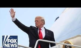 Tổng thống Mỹ Donald Trump lên chuyên cơ Không lực Một tới Việt Nam