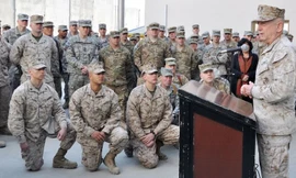 Tướng James Mattis nói chuyện với lính thủy đánh bộ Mỹ ngày 25/12/2011 ở Afghanistan. Ảnh: Bộ Quốc phòng Mỹ.