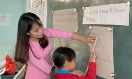 Giáo viên được cho là nghề vất vả nhưng đồng lương ít ỏi. Ảnh: Quỳnh Anh