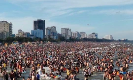 Bãi biển Sầm Sơn kín bưng khách... Ảnh: Hoàng Lam