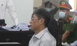 Cựu Chủ tịch Khánh Hoà Lê Đức Vinh trả lời HĐXX. Ảnh L.H