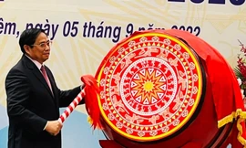 Thủ tướng: Dạy học sinh bài học về lòng biết ơn, sự trung thực, tình yêu đất nước