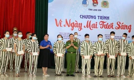 Trao giải cuộc thi “Viết thư cho người thân yêu nhất” trong Chương trình Vì ngày mai tươi sáng Ảnh: Duy Chiến 