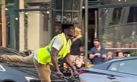 Kỳ thú nghệ sỹ đường phố vừa đạp xe, vừa đội thùng rác 