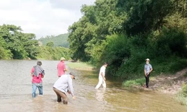 Người dân và lực lượng chức năng bủa đi tìm kiếm thượng úy Trần Văn Minh.