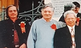 Nhà báo Mạc Lân (giữa) dịp kỷ niệm 50 năm thành lập báo Tiền Phong