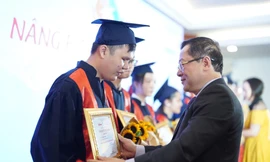 'Nâng bước Thủ khoa' năm 2022: Những câu chuyện chạm đến trái tim