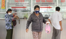 Bệnh nhân mua thuốc tại Bệnh viện Chợ Rẫy ảnh: Vân Sơn