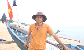 Một mình cứu 5 ngư dân giữa biển 