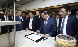 Thủ tướng xúc động ghi lưu bút tại nơi Chủ tịch Hồ Chí Minh từng làm việc ở Boston